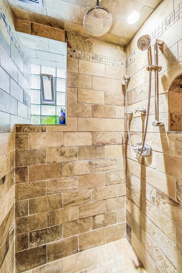 1934 West Grace Street Chicago, IL 60613 - Photo 20 of 34 a bathroom with a shower