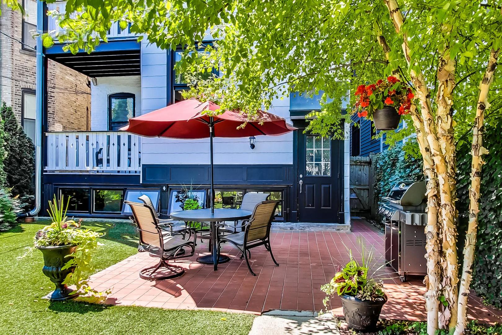 1934 West Grace Street Chicago, IL 60613 - Photo 27 of 34 a patio with table and chairs