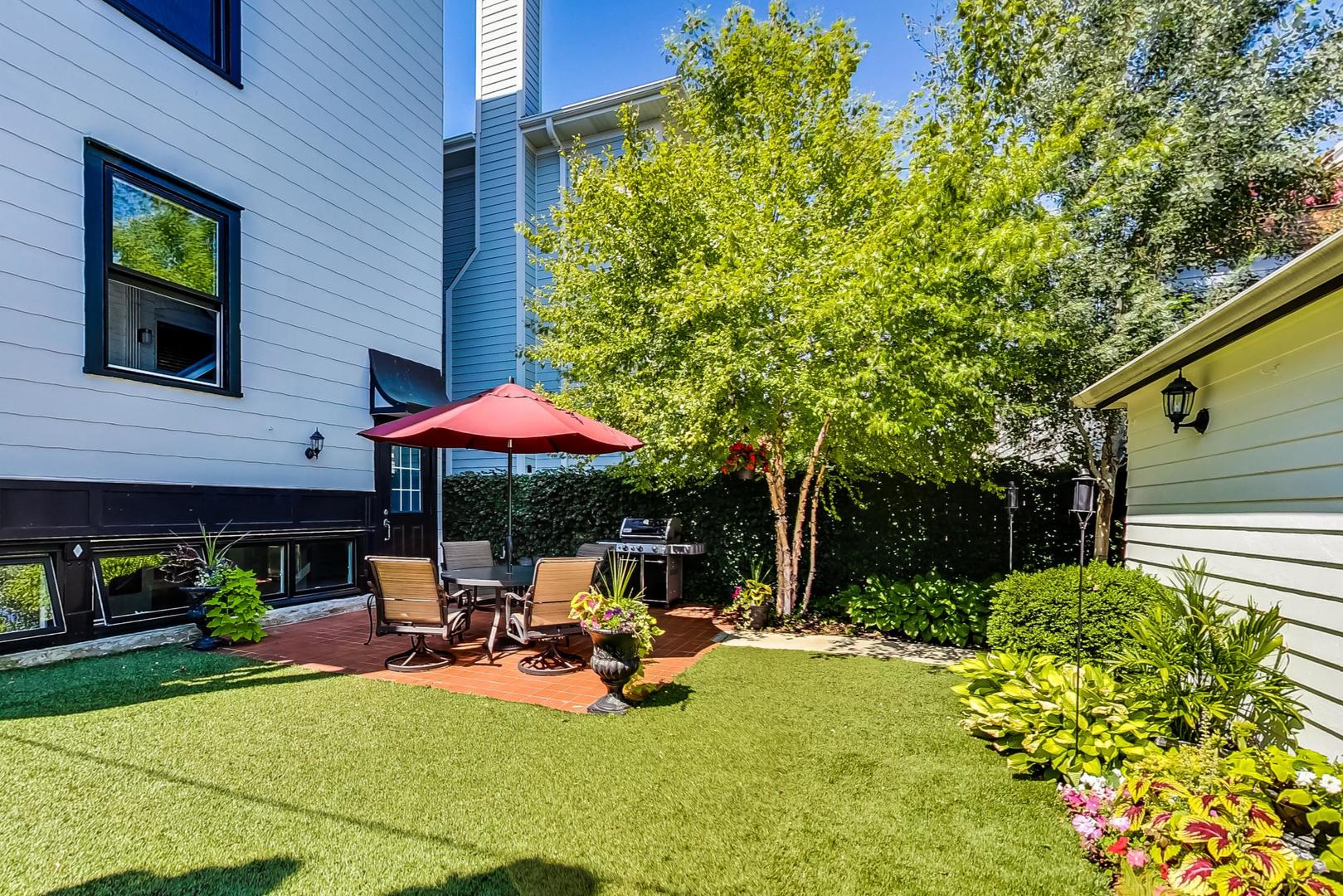 1934 West Grace Street Chicago, IL 60613 - Photo 29 of 34 a view of a patio with table and chairs under an umbrella