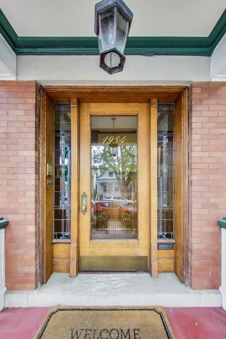 1934 West Grace Street Chicago, IL 60613 - Photo 3 of 34 a view of livingroom with furniture