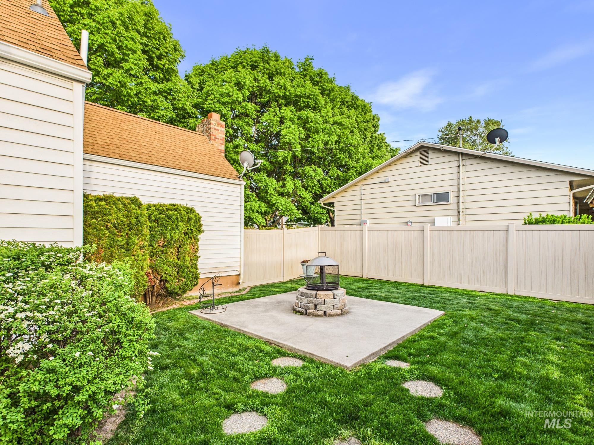 3422 6th Street Lewiston, ID 83501 - Photo 30 of 43 Manicured lawn featuring a paver patio with a stone fire pit