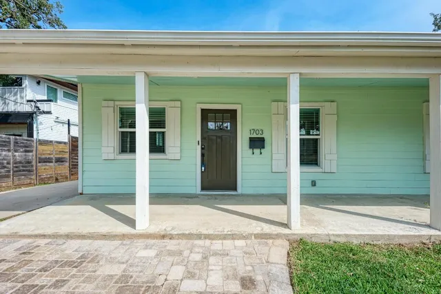 a view of a entrance of the house
