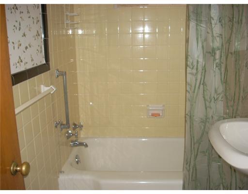 216 Amelia Street McKees Rocks, PA 15136 - Photo 10 of 13 Full Bath. Ceramic tile bath in great shape!