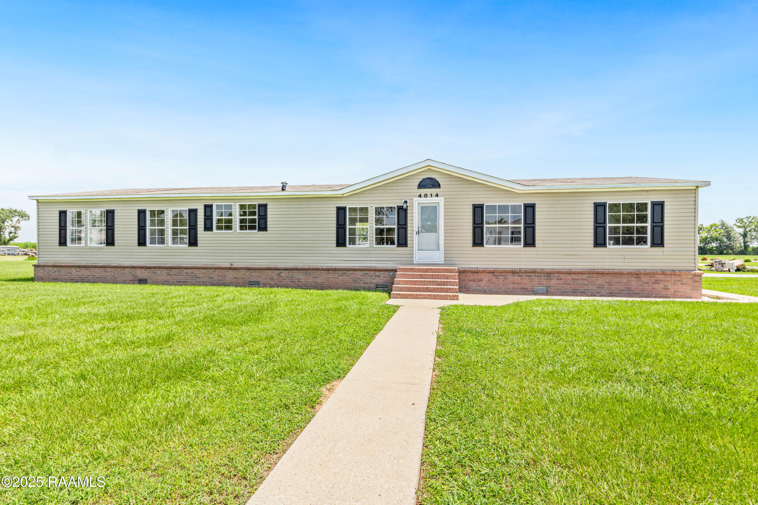 4014 Rue Martine New Iberia, LA 70560 - Photo 4 of 32 4014RueMartine-3