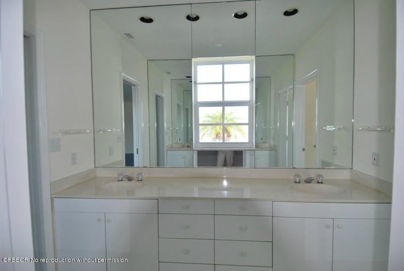 2284 Ibis Isle Road West Palm Beach, FL 33480 - Photo 8 of 15 8 Bathroom