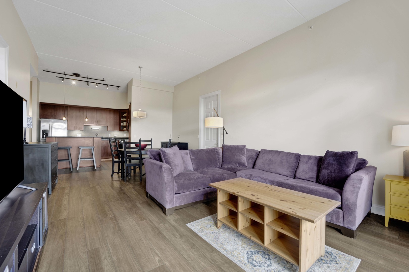 799 Graceland Avenue, Unit 504A Des Plaines, IL 60016 - Photo 14 of 25 a living room with furniture and a wooden floor