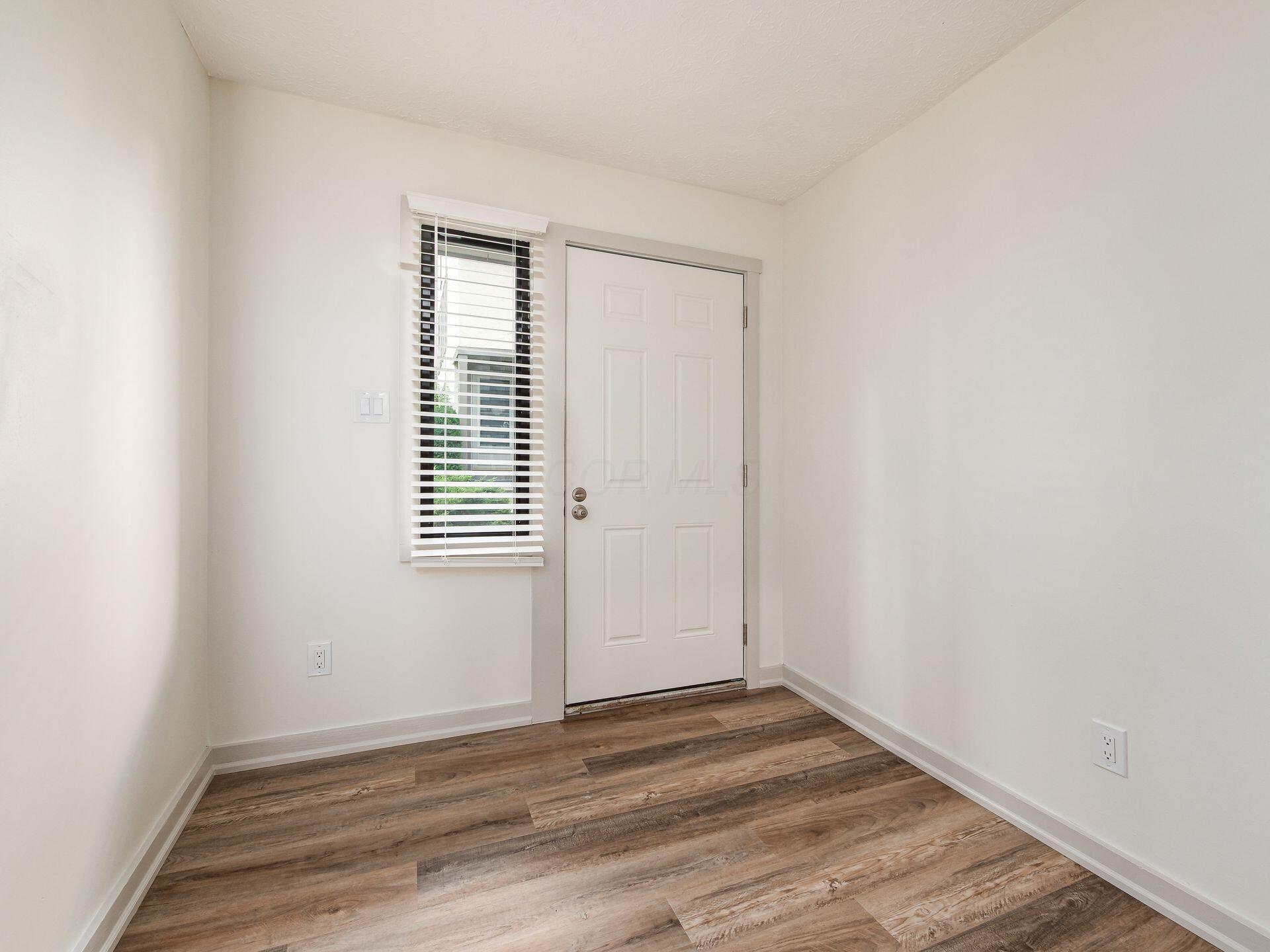 428 Edinburgh Road Dublin, OH 43017 - Photo 3 of 24 New LVP flooring