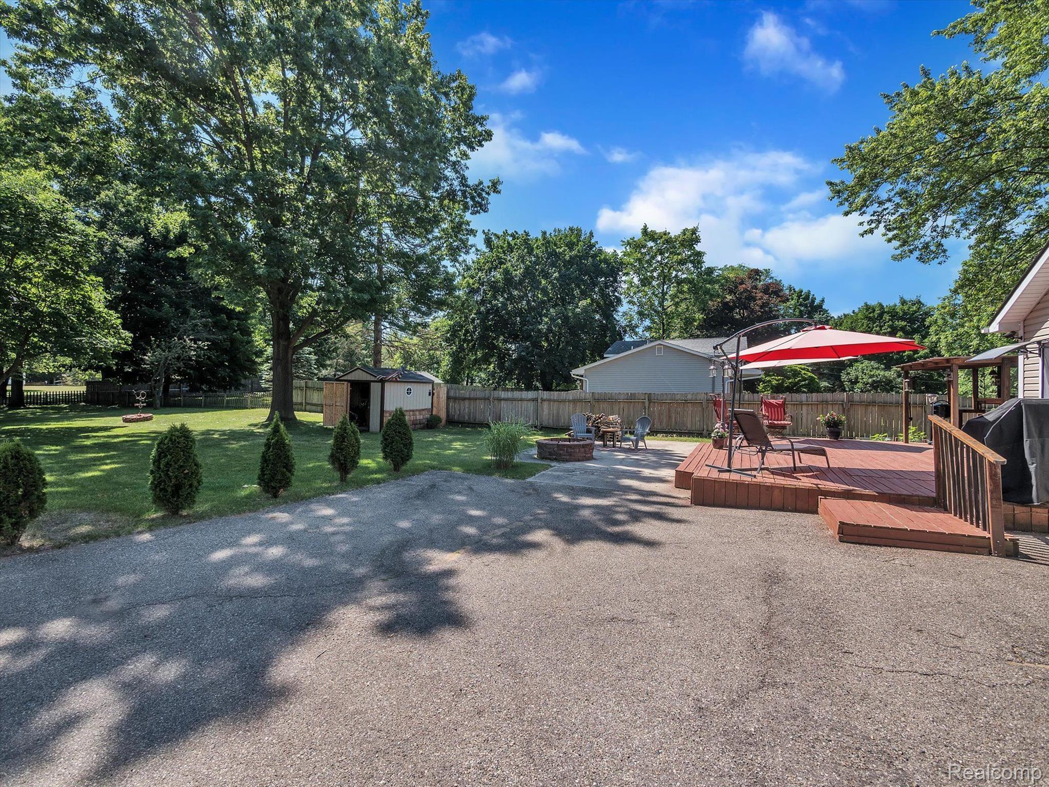 654 Crescent Lake Road Waterford, MI 48327 - Photo 37 of 46 Gallery Image 37