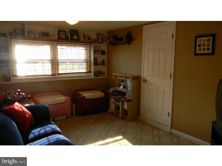 18 Sun Valley Road Hamilton, NJ 08690 - Photo 13 of 25 Family Room