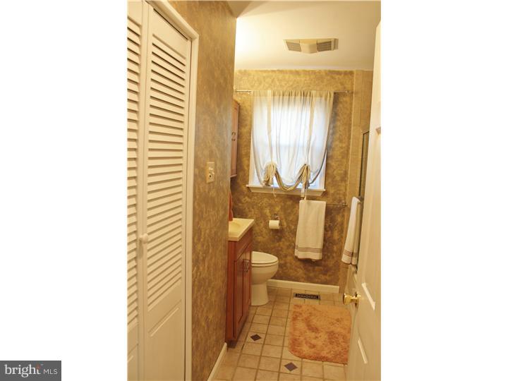 18 Sun Valley Road Hamilton, NJ 08690 - Photo 14 of 25 Bathroom