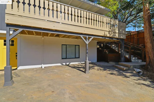 a view of an entrance to house