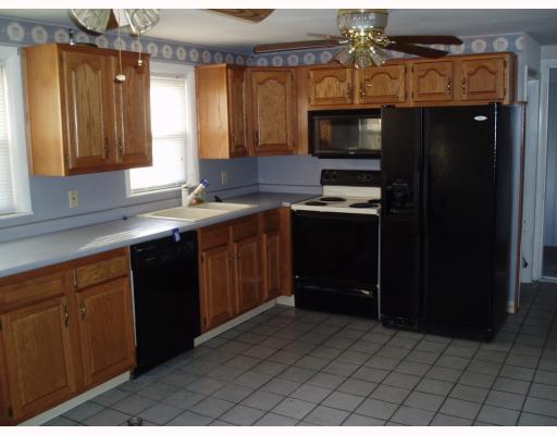20 Community Road Warwick, RI 02889 - Photo 4 of 8 Kitchen.