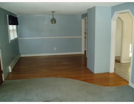 20 Community Road Warwick, RI 02889 - Photo 6 of 8 Living Room.