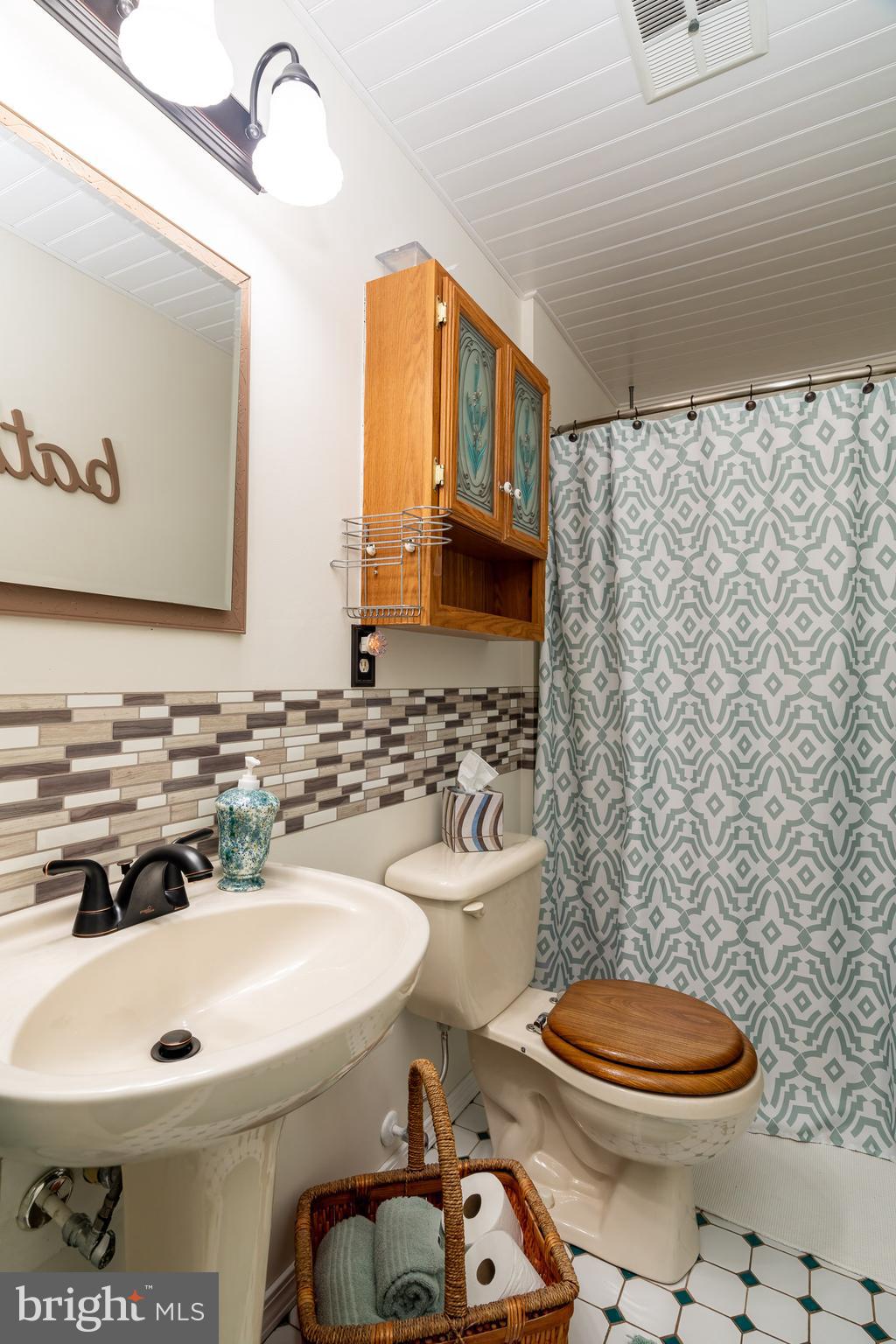 100 Bender Mill Road Lancaster, PA 17603 - Photo 28 of 34 2nd Bathroom