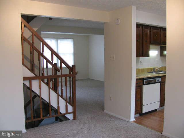 11515 Ivy Bush Court Reston, VA 20191 - Photo 4 of 12 Living Room