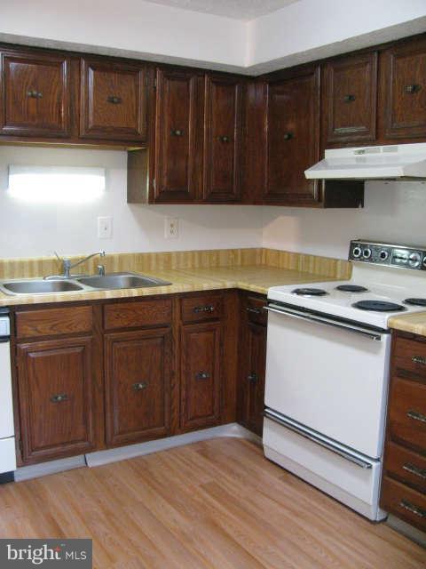 11515 Ivy Bush Court Reston, VA 20191 - Photo 6 of 12 Kitchen