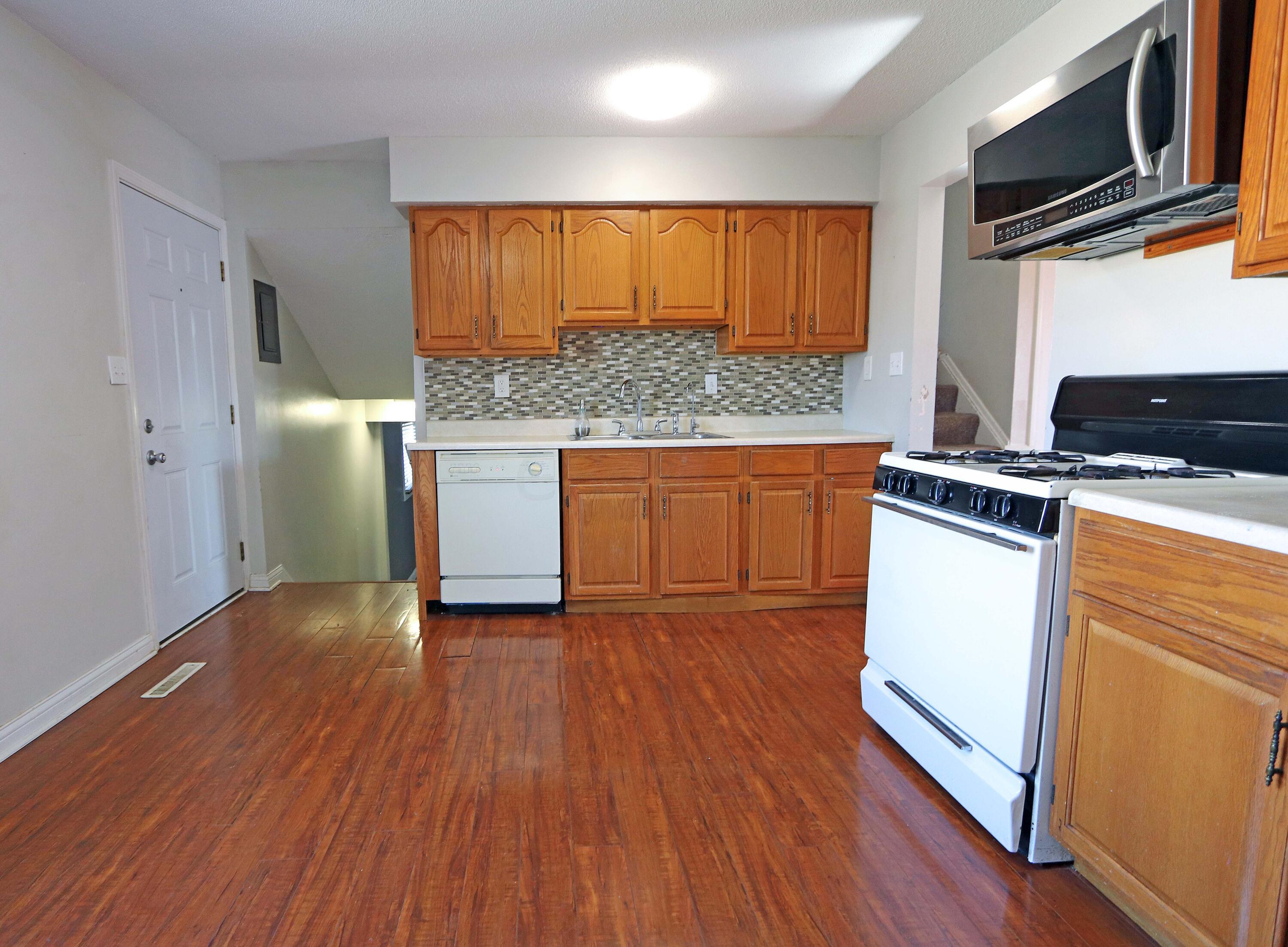 4569 Stonehedge Road Columbus, OH 43231 - Photo 7 of 38 Wood laminate flooring