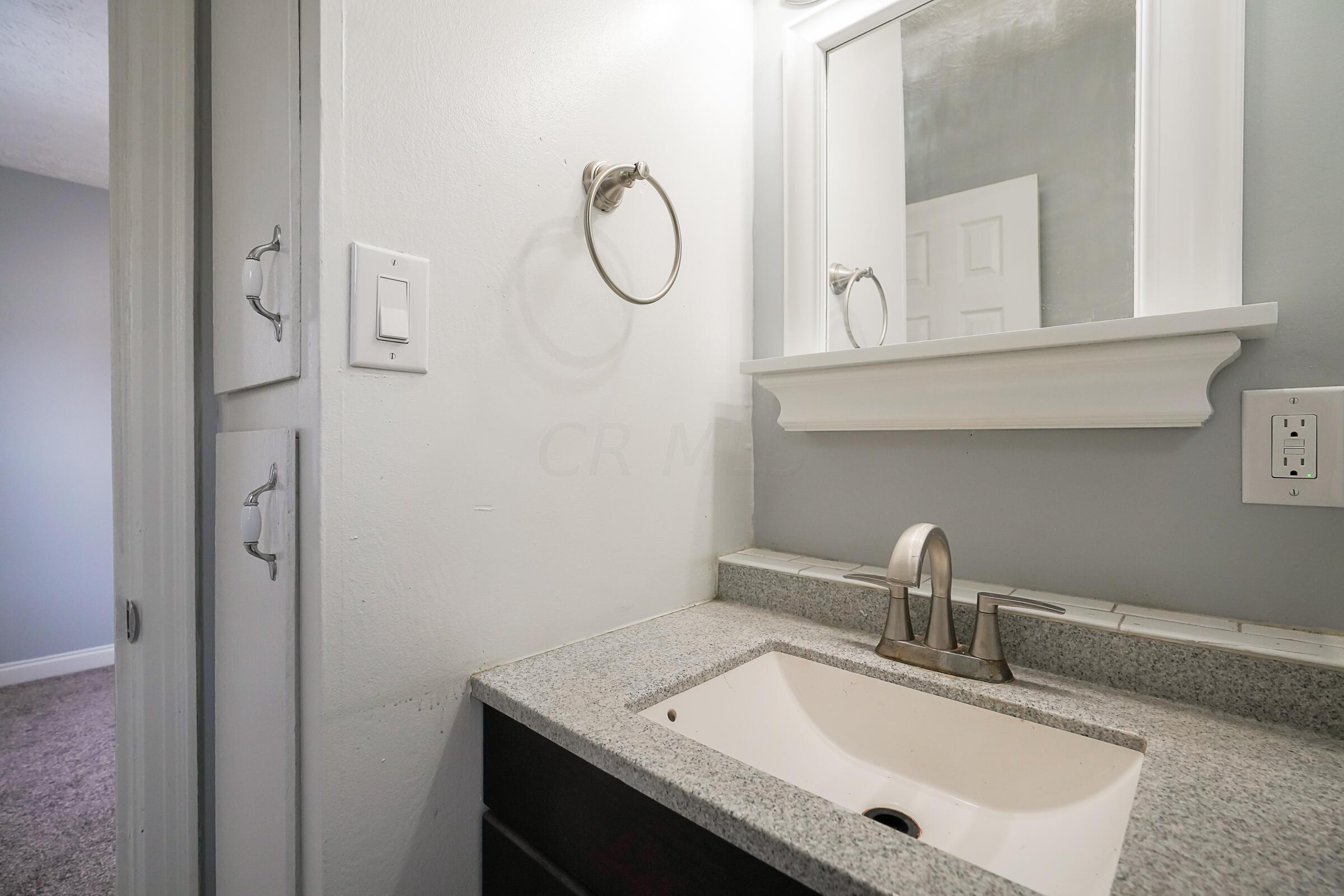 1126 Maplewood Road Columbus, OH 43207 - Photo 10 of 18 Full Bathroom
