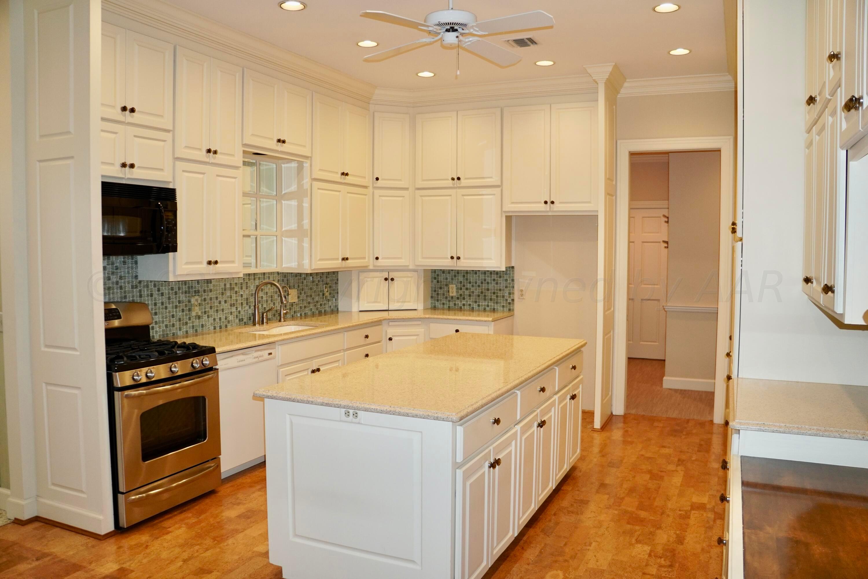 22 Edgewater Drive Amarillo, TX 79106 - Photo 16 of 52 Kitchen