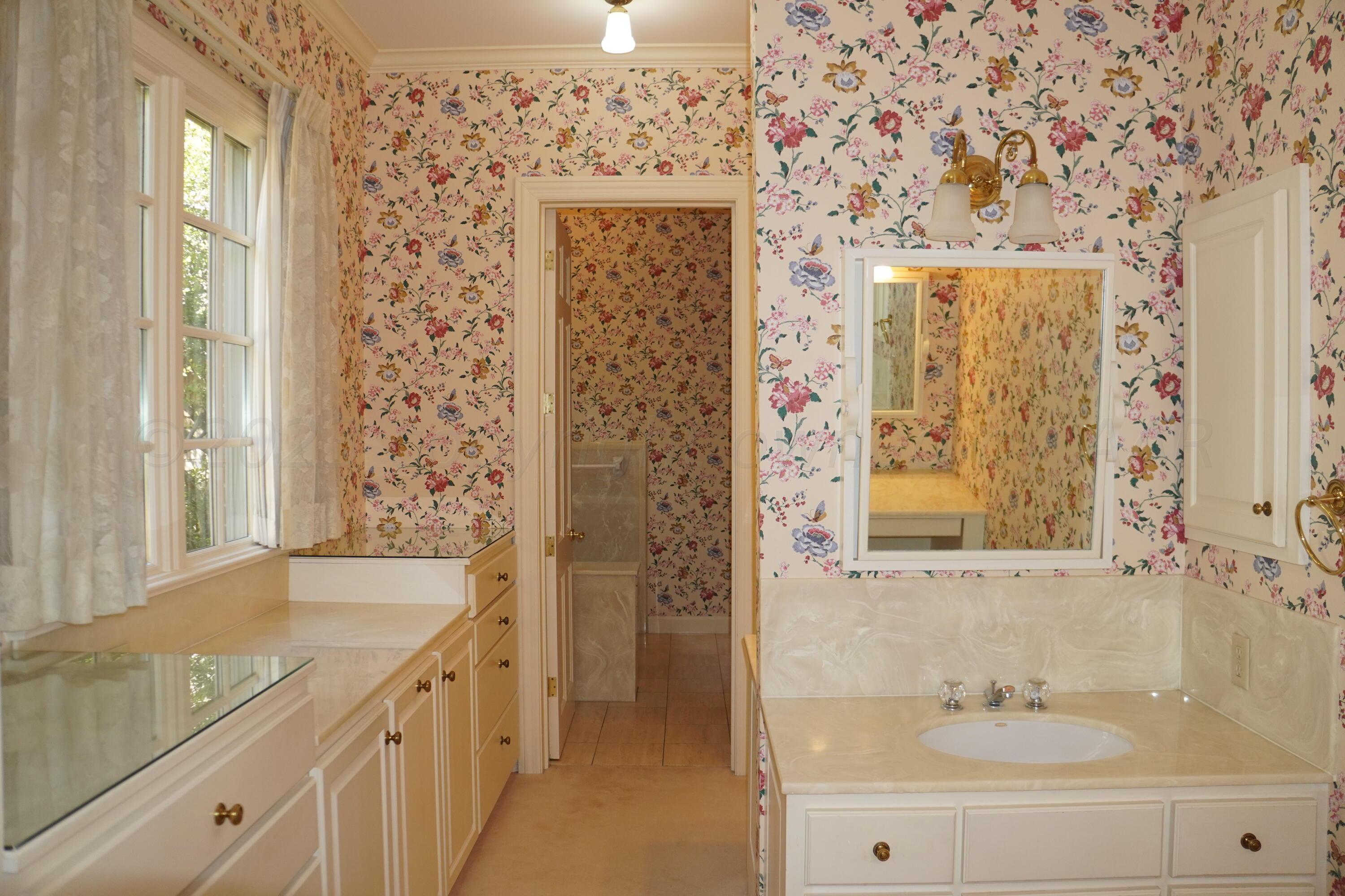 22 Edgewater Drive Amarillo, TX 79106 - Photo 36 of 52 Master Bath