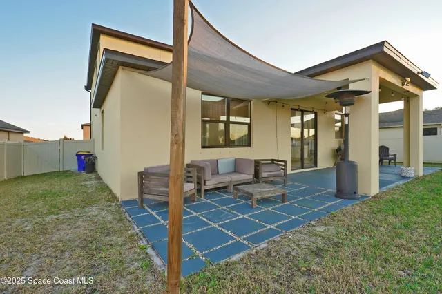 a view of a house with backyard and porch