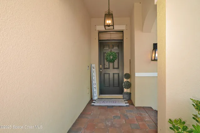 a view of an entryway of the house