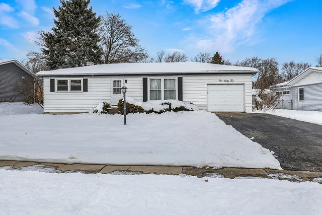 $299,900 | 30W162 Claymore Lane, Naperville, IL 60563