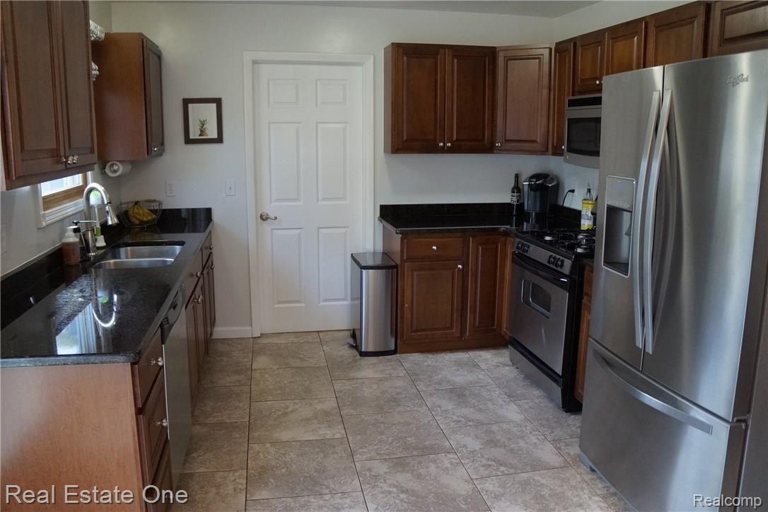 2403 Culbertson Avenue Rochester, MI 48307 - Photo 8 of 19 DSC01887.JPG