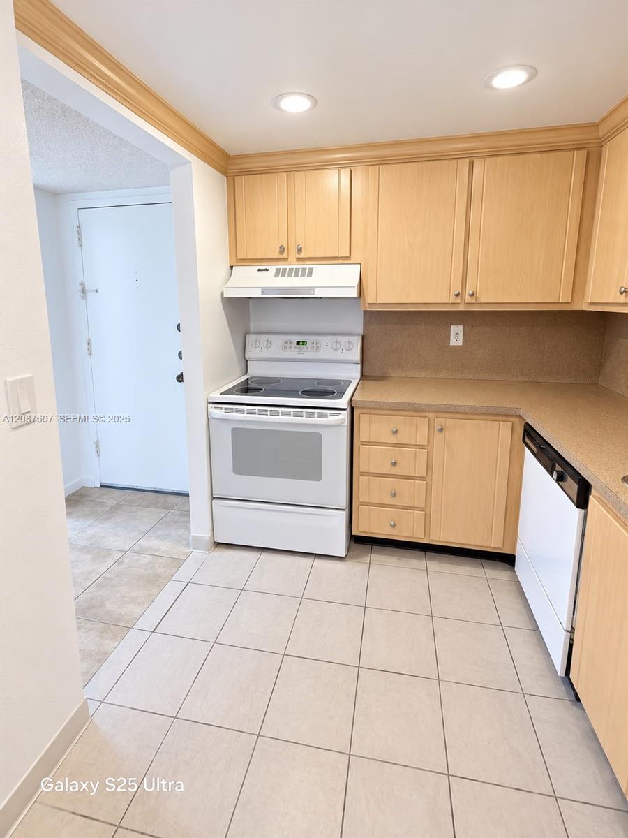 301 Racquet Club Road, Unit 310 Weston, FL 33326 - Photo 2 of 24 Gallery Image 2