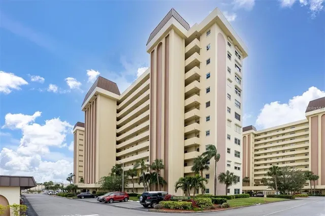 $2,000 | 4550 Cove Circle, Unit 704, St. Petersburg, FL 33708
