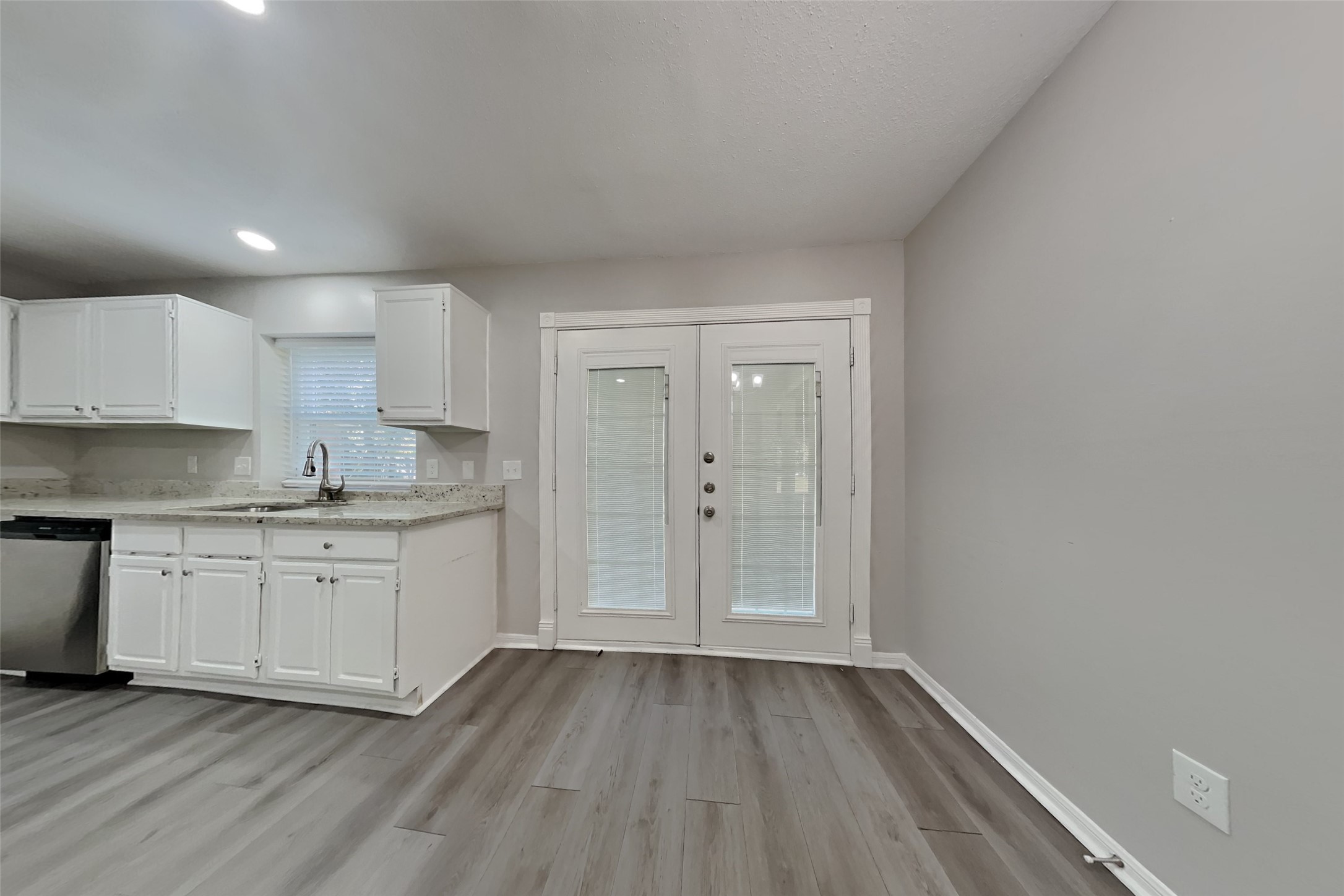514 Rams Bottom Court Spring, TX 77388 - Photo 7 of 19 a kitchen with granite countertop white cabinets and white appliances