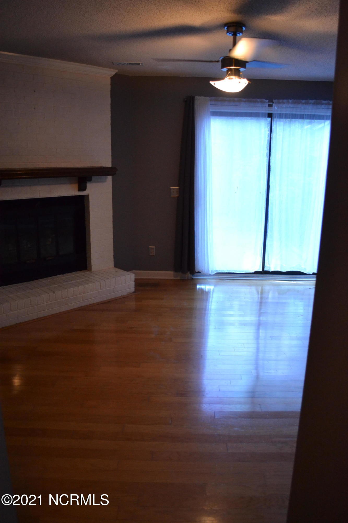1985 Quail Ridge Road, Unit J Greenville, NC 27858 - Photo 7 of 28 Living Room
