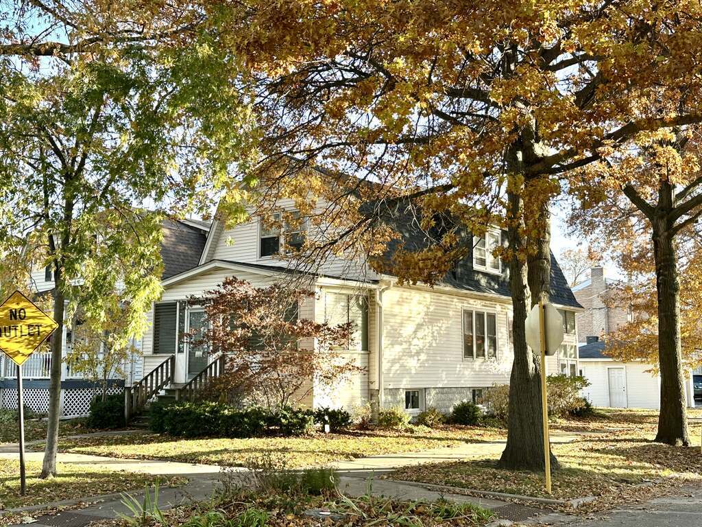 5701 North Keystone Avenue, Unit GDN Chicago, IL 60646 - Photo 1 of 20 a view of a house with a yard