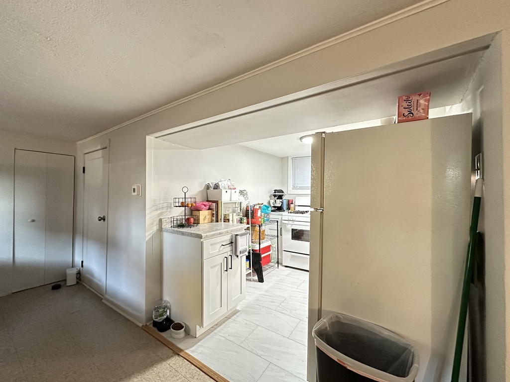 5701 North Keystone Avenue, Unit GDN Chicago, IL 60646 - Photo 3 of 20 a view of a kitchen