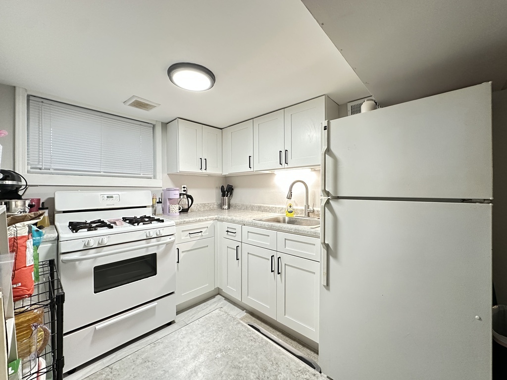 5701 North Keystone Avenue, Unit GDN Chicago, IL 60646 - Photo 5 of 20 a kitchen with a stove a sink and a refrigerator