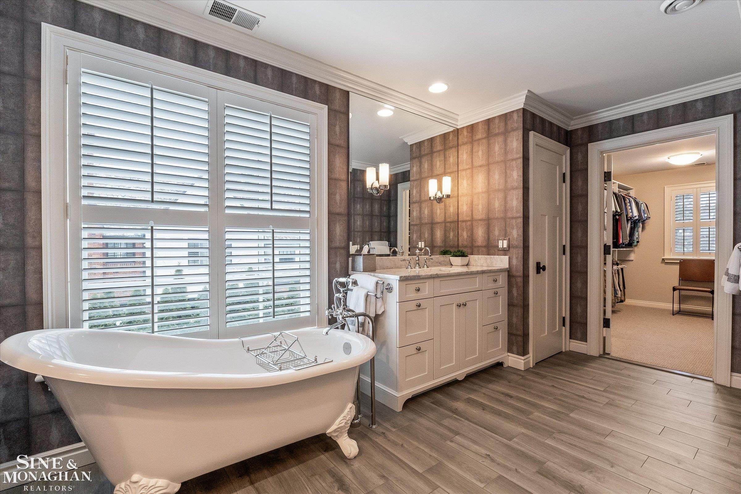223 Cloverly Road Grosse Pointe, MI 48236 - Photo 29 of 64 Master Suite Bathroom