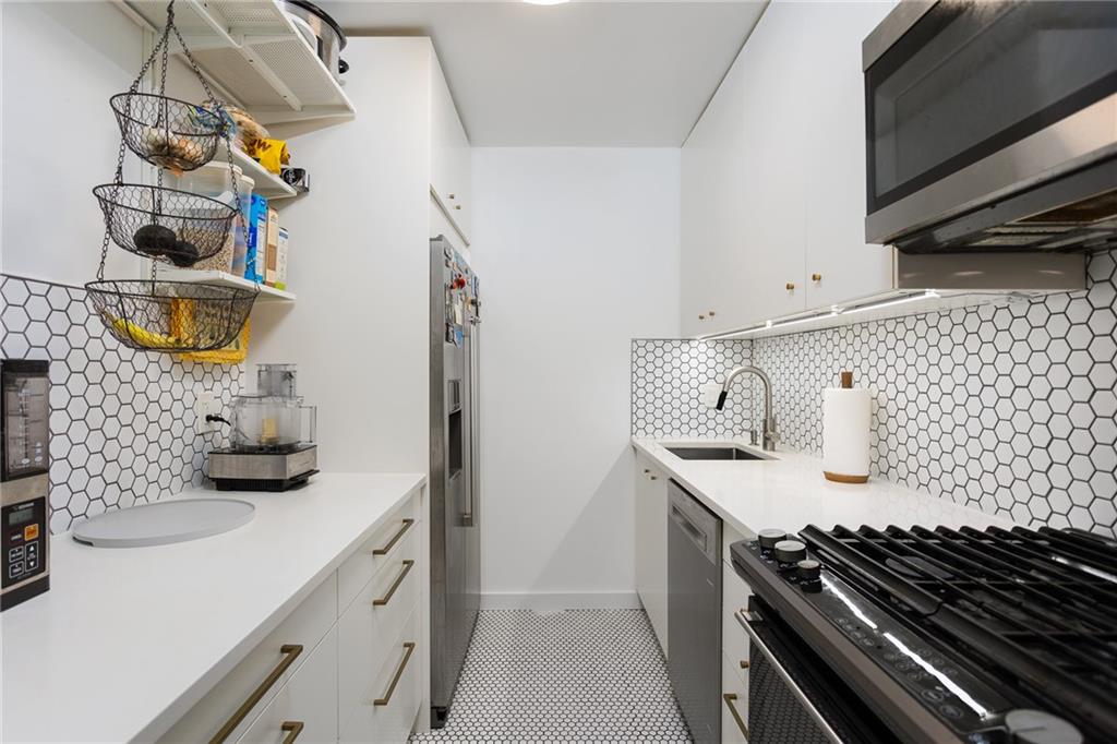 415 Beverley Road, Unit 6R Brooklyn, NY 11218 - Photo 6 of 12 Gallery Image 6