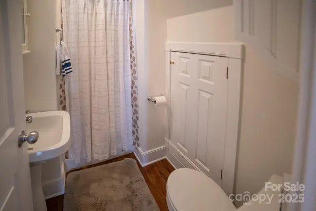 a bathroom with a toilet and a shower