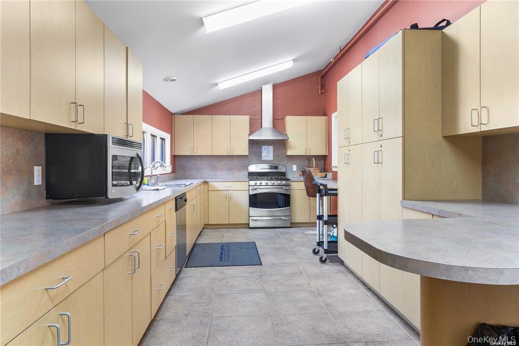 1407 Middle Road, Unit 91 Calverton, NY 11933 - Photo 8 of 9 Clubhouse kitchen