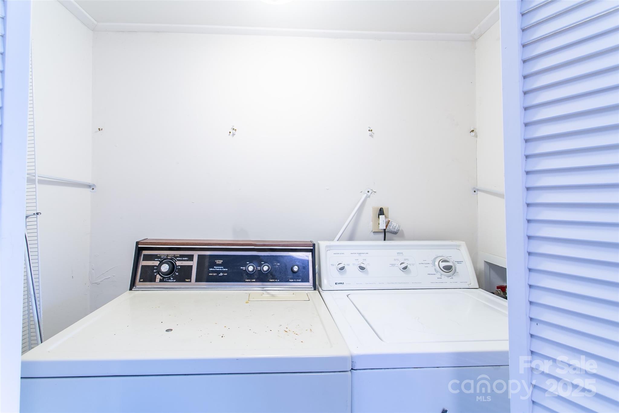 27 Curlee Street Brevard, NC 28712 - Photo 6 of 30 a view of dresser