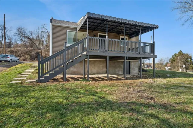 a view of a yard with a house