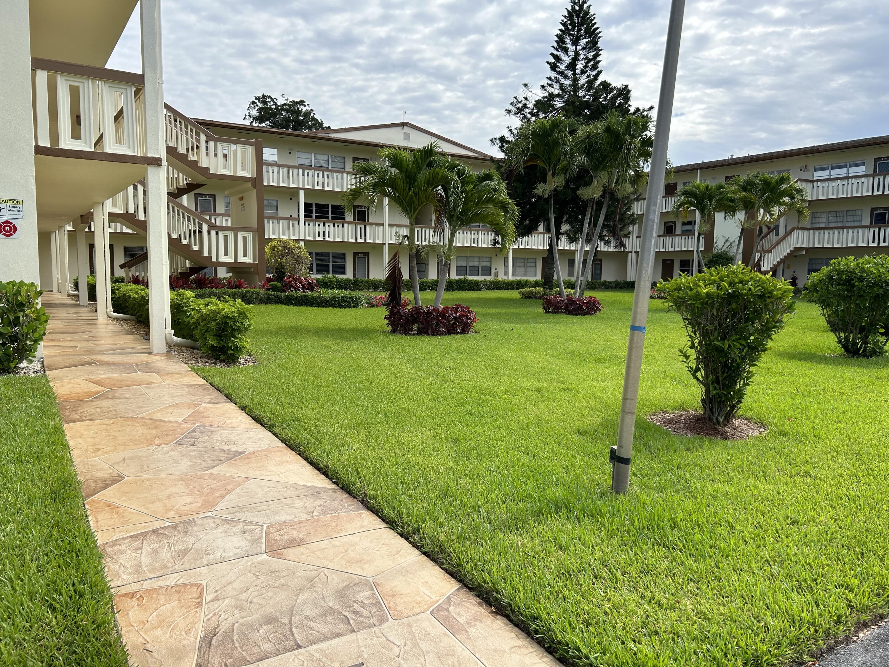 366 Mansfield I Boca Raton, FL 33434 - Photo 16 of 17 Exterior Walkway