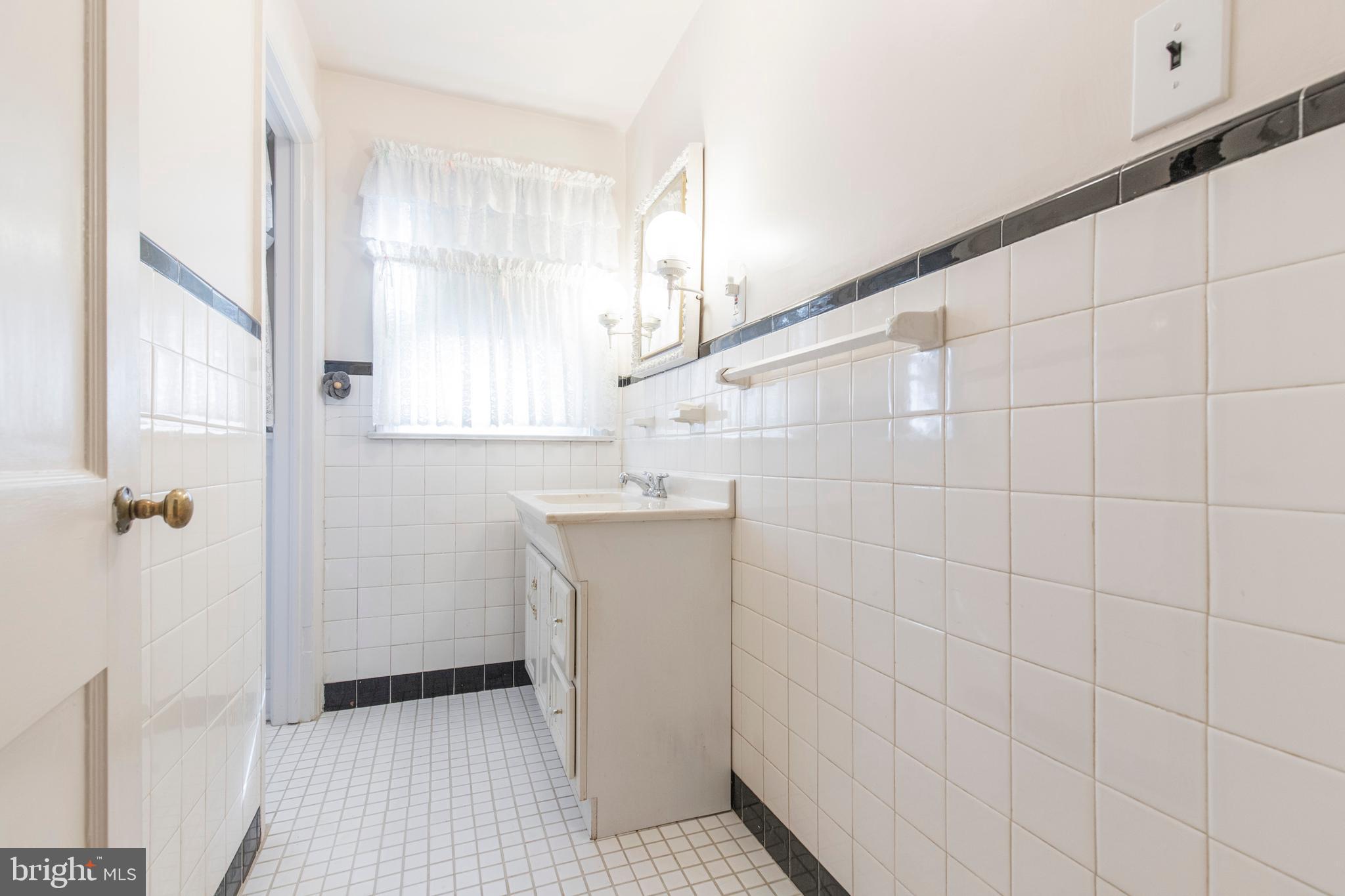 822 Laurel Road Yeadon, PA 19050 - Photo 20 of 28 Hall Bath Adjoins Main Bedroom