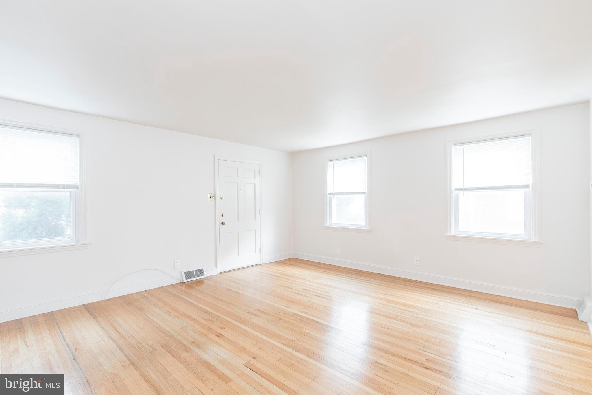 822 Laurel Road Yeadon, PA 19050 - Photo 4 of 28 Living Room