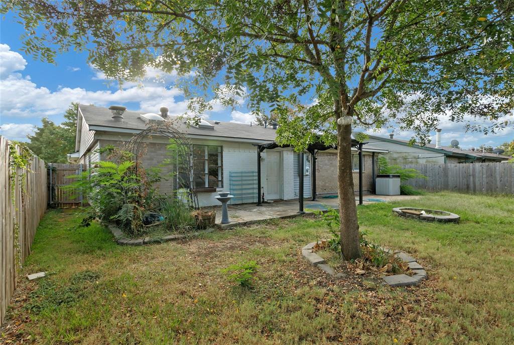 6104 Kelly Elliott Road Arlington, TX 76001 - Photo 2 of 25