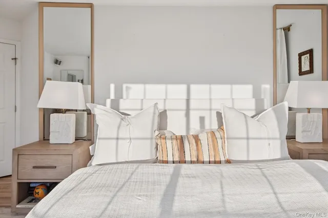 a view of entryway with kitchen