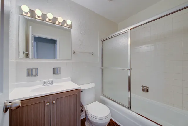 $2,000 | 10377 Dearlove Road, Unit 1A, Glenview, IL 60025