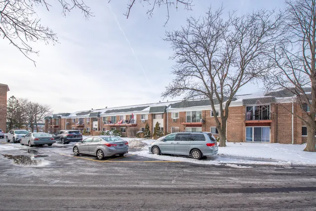 $2,000 | 10377 Dearlove Road, Unit 1A, Glenview, IL 60025