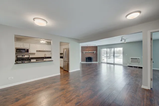 $2,000 | 10377 Dearlove Road, Unit 1A, Glenview, IL 60025