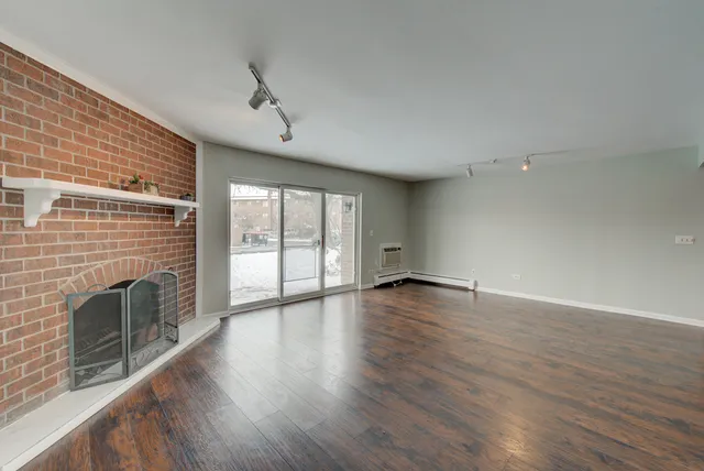 $2,000 | 10377 Dearlove Road, Unit 1A, Glenview, IL 60025